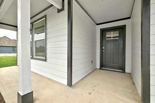Building Photo - 132 Sweetwater Crk Ln
