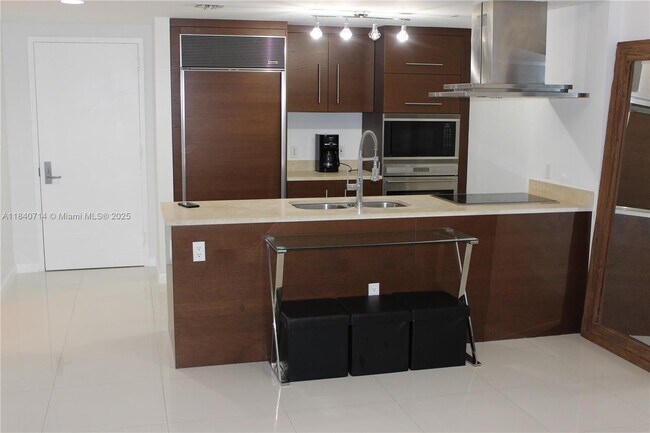 Building Photo - 485 Brickell Ave