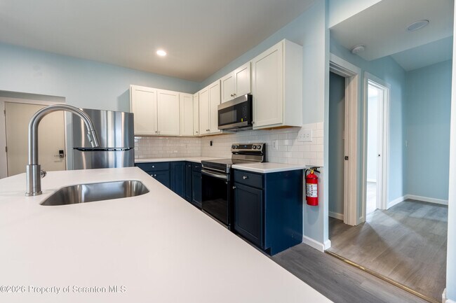 Foto del edificio - 12 Grow Ave