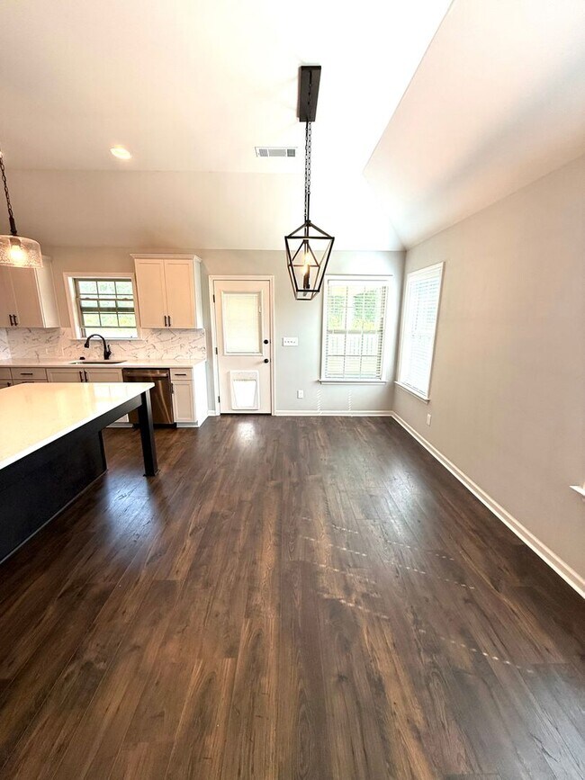 Foto del edificio - ** 3 Bed 2 Bath located in StoneyBrooke Pl...