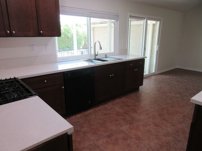 Foto del edificio - REDUCED PRICE!  Beautiful updated 1-story ...