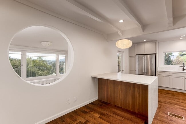 Building Photo - Charming Spanish Style Home in Silver Lake...