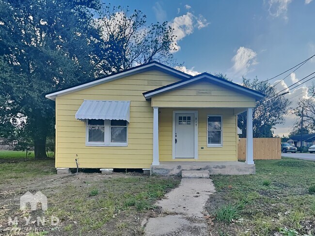 Building Photo - 917 S Victory St
