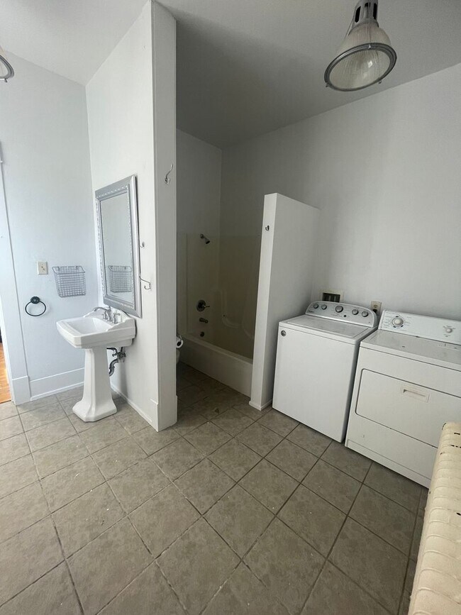 Foto del edificio - 544 N Main St