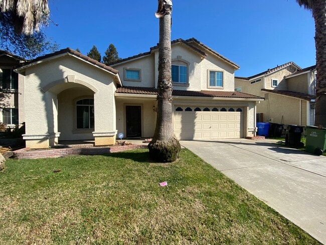Building Photo - Spacious Home with a Pool & Hot Tub!
