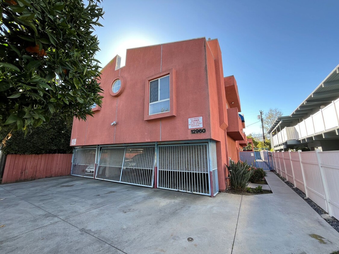 Primary Photo - Pet Friendly, 3+2 w/balcony, parking + all...