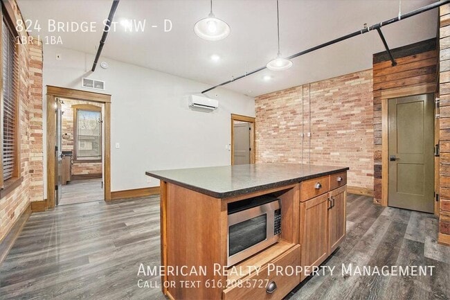 Foto del edificio - 824 Bridge St NW