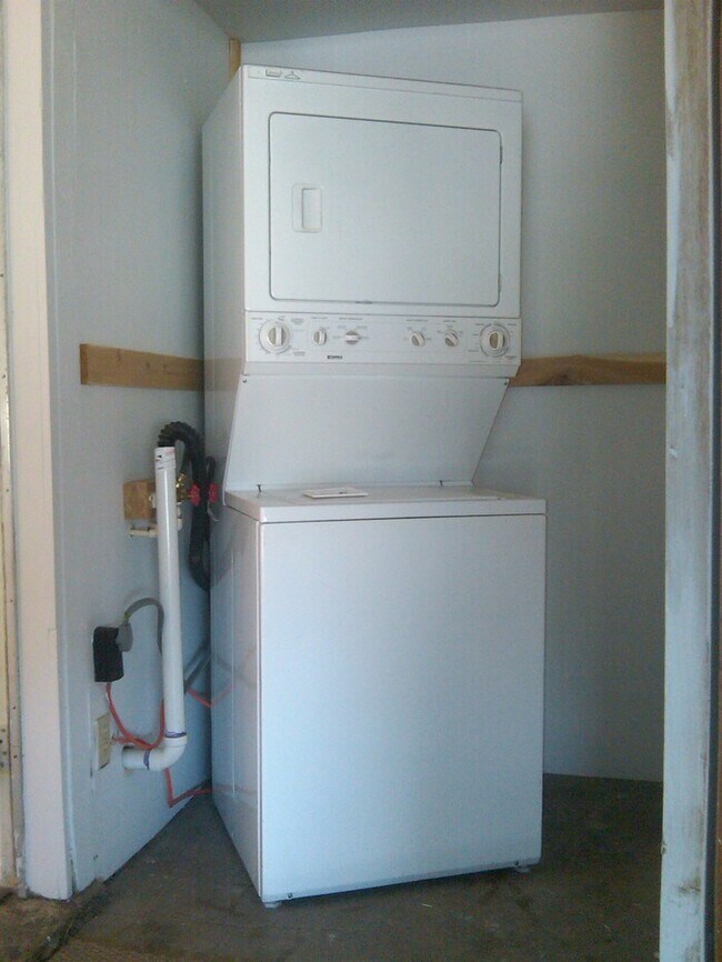 Building Photo - 4 Bedroom 1 Bath Single Family Home on SE ...