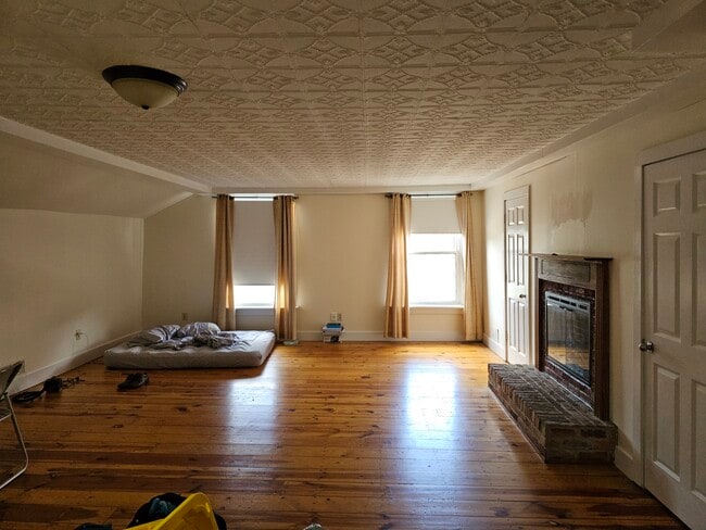 Living Room / DIning Room - 127 S 4th St