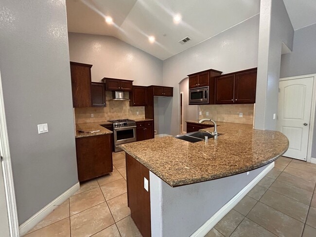 Foto del edificio - Beautiful home for rent in Visalia with a pool!