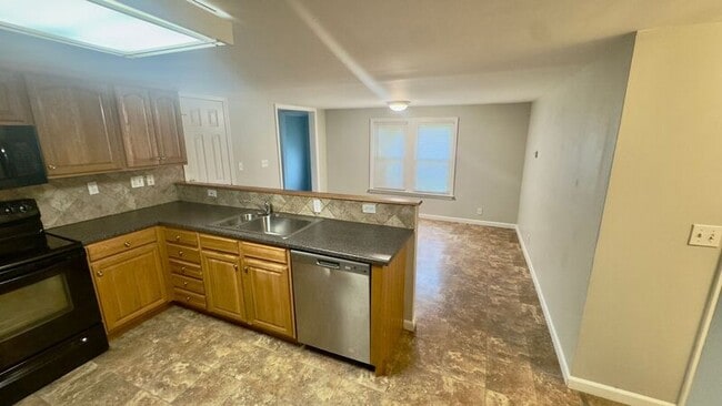 Building Photo - 15 Casimir St