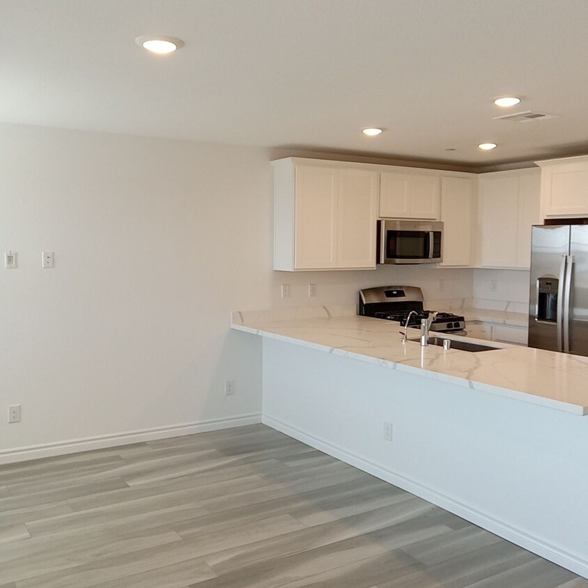 Building Photo - NEW Luxury Townhome with Spacious Layout!