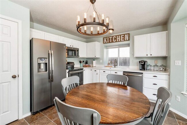 Building Photo - Cute Kuna home in the Farmhouse subdivision