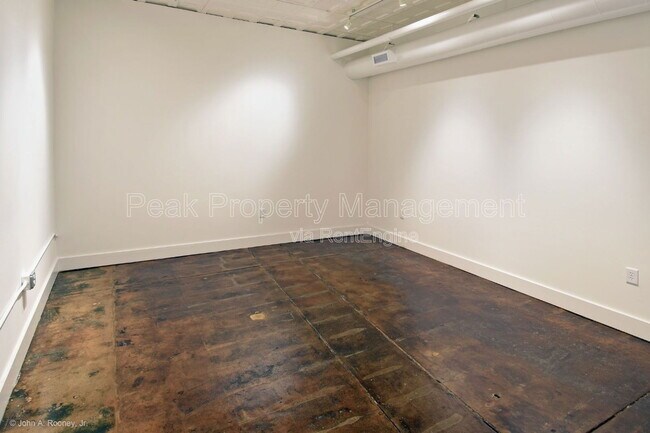 Building Photo - 132 N Sycamore St