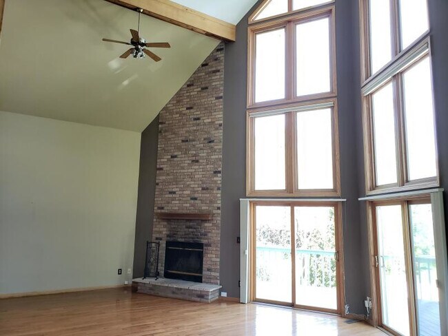 Building Photo - 8602 Lakeshore Dr