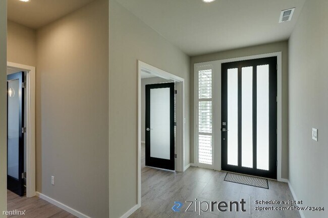 Building Photo - 4 br, 2.5 bath House - 3505 SE 18th St, Re...