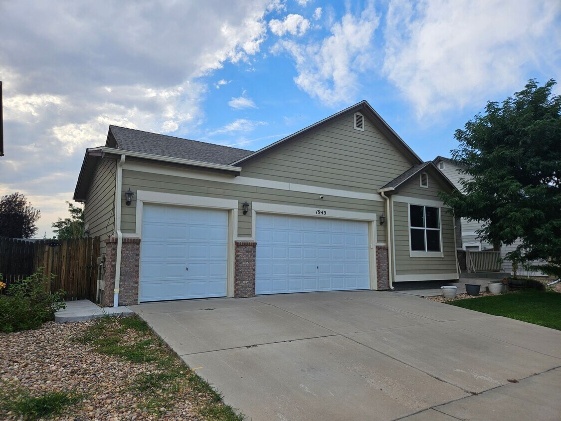 Foto principal - 4 Bed 3 Bath Home in Strasburg with a 3 Ca...