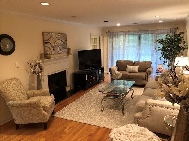 Building Photo - 4209 Pine Heights Dr NE