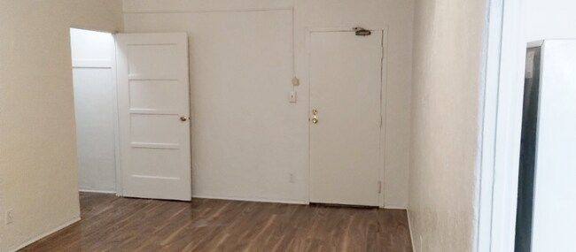 Building Photo - 901 S Kingsley Dr