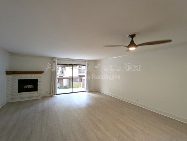 Building Photo - 8850 Villa La Jolla Dr