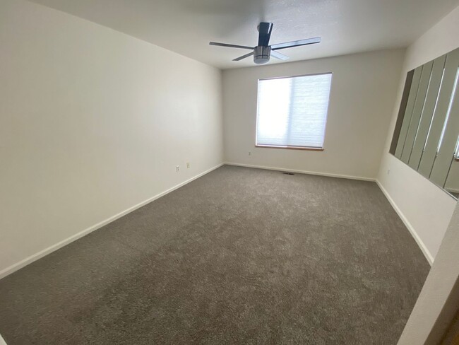 Building Photo - Beautiful 2B/2B Louisville Townhome