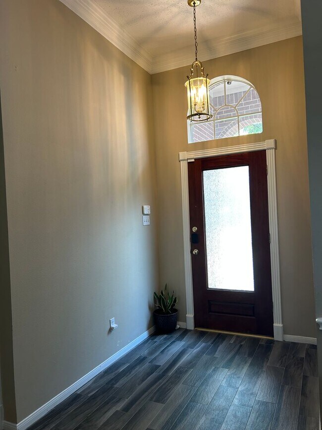 Building Photo - Spacious Comfort & Prime Location on the G...