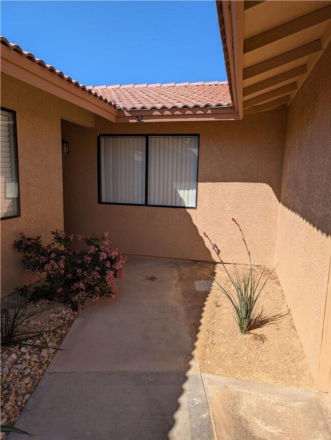Foto del edificio - 27535 Lakeview Dr