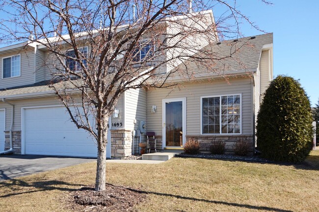 Building Photo - Gorgeous 3 bed 2 bath end-unit Waconia Tow...