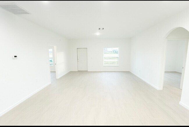 Foto del edificio - Brand New 3 Bed / 2 Bath Rental in Cape Coral – $1,950/M