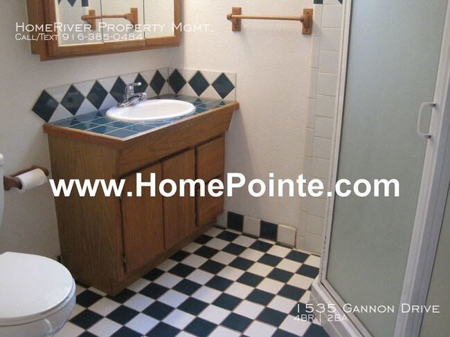 Foto del edificio - 2 Level 4 bed/2 bath home w/ large yard!