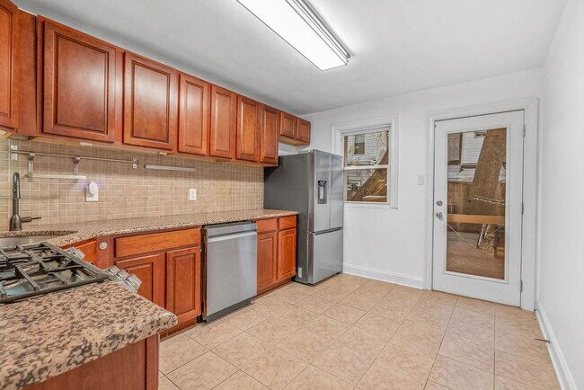 Foto del edificio - 1922 Montrose St