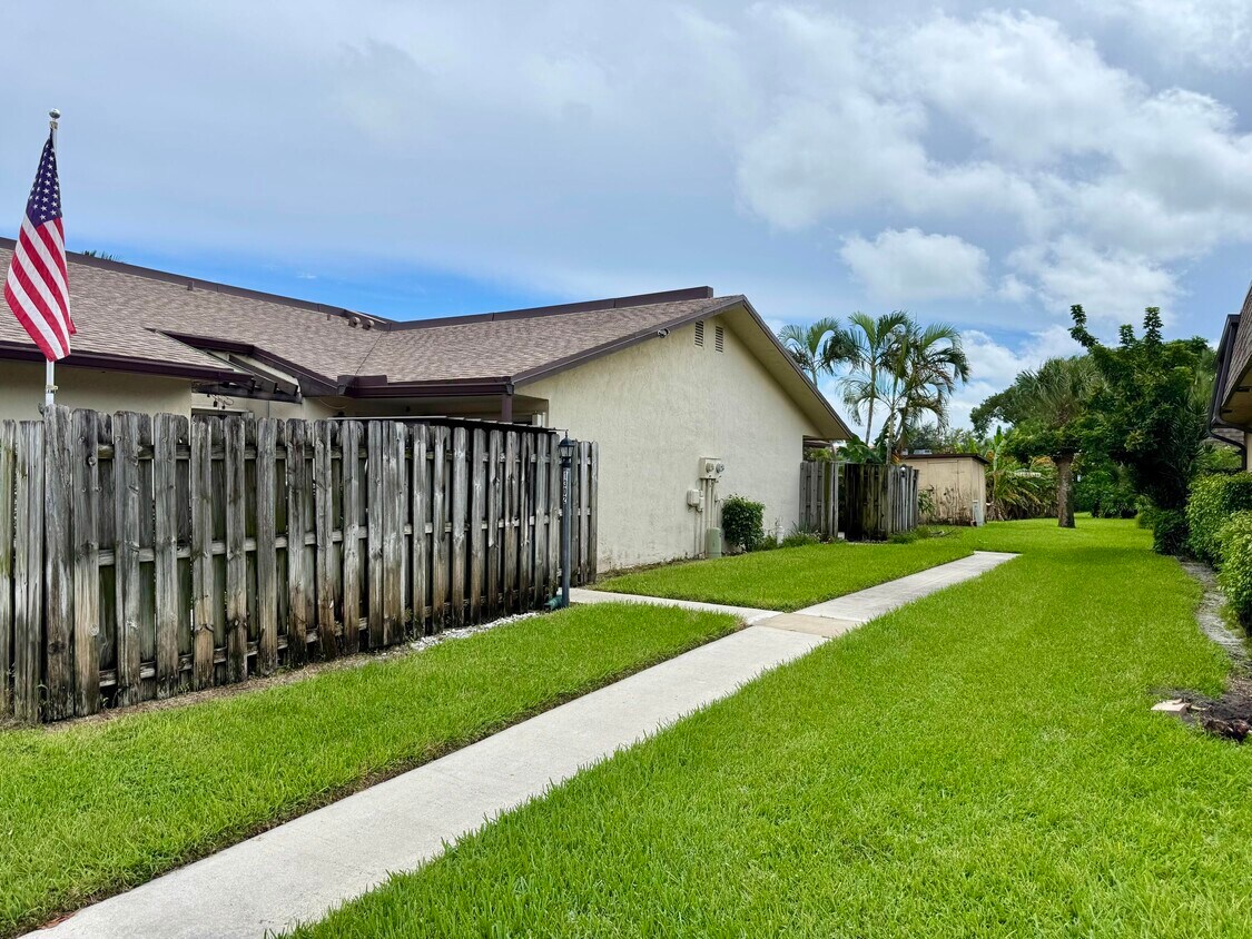Foto principal - 1301 Waterview Cir