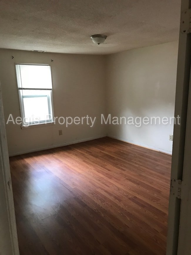 Building Photo - Top Story of a Spacious Downtown Duplex!