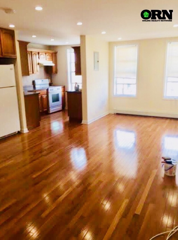 Foto principal - 64-33 Woodbine St