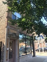 Building Photo - 1538 N Western Ave