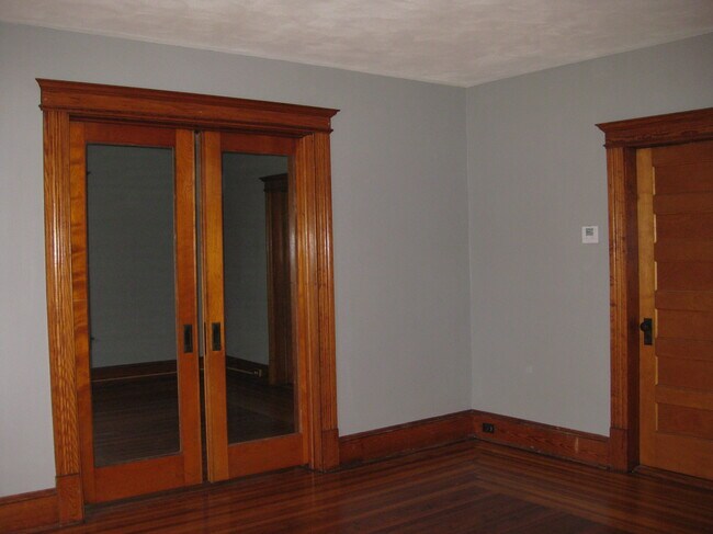 Dining room looking into living room - 154 Divinity St