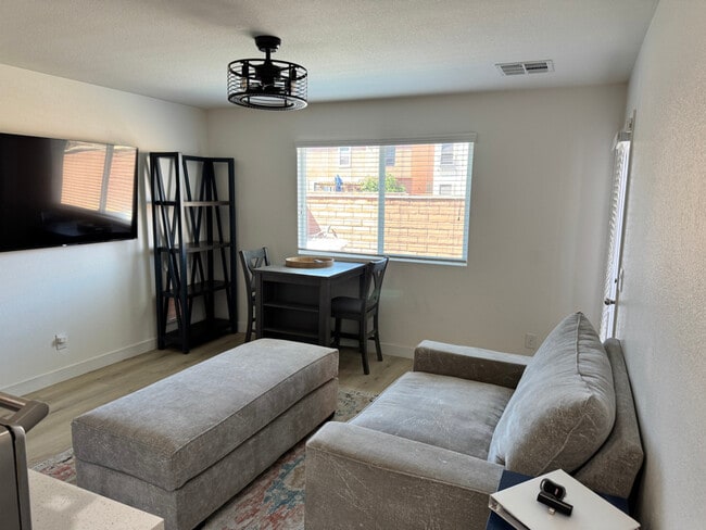 Foto del edificio - 7250 Sterling Rock Ave