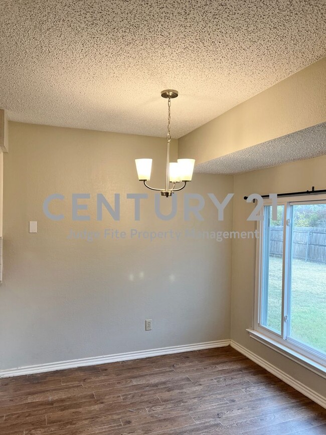 Building Photo - Charming 3/2/2 Situated on Corner Lot in W...