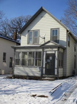 Building Photo - Stunning Single Family Home in Dayton's Bluff!  Move in Specials