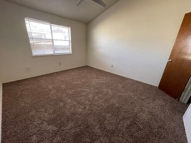 Building Photo - PRICED TO RENT QUICKLY!
