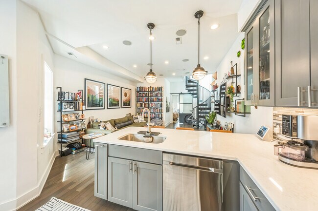 Foto del edificio - 3453 Holmead Pl NW