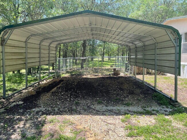 Foto del edificio - 3 bed 2 bath on one acre lot. New vinyl flooring throughout.