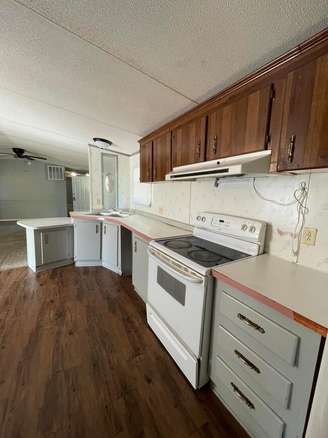 Building Photo - 112 Peddy St