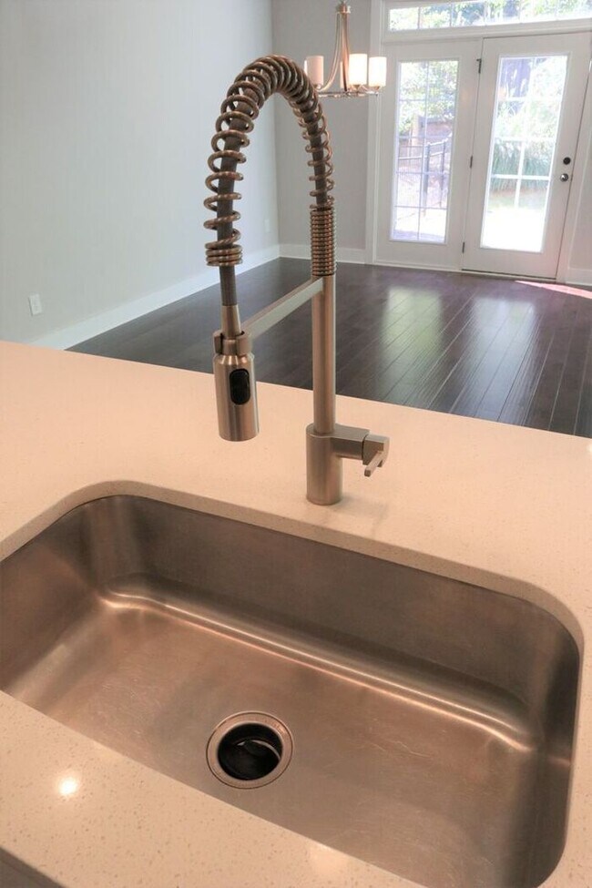 Foto del edificio - Gorgeous Sandy Springs Townhome, Hardwoods, Stainless Appliances, Move-In Ready!