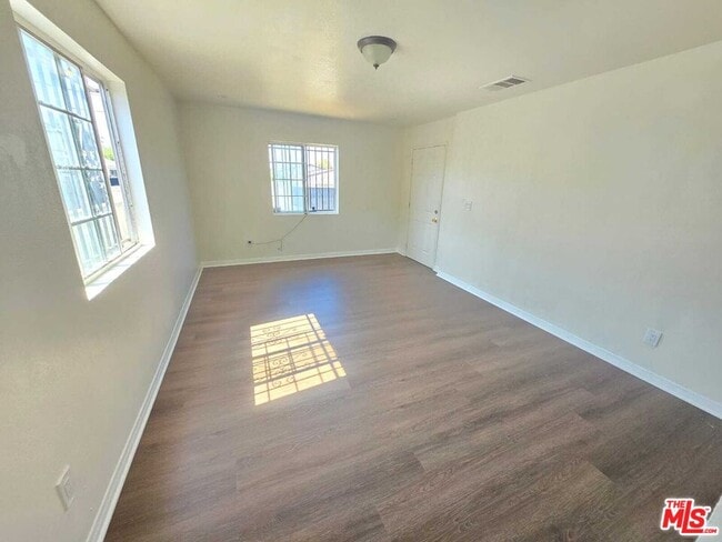 Building Photo - 1413 W 99th St