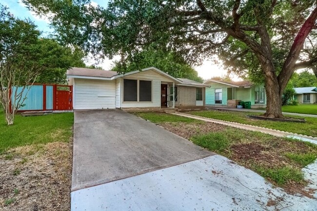 Building Photo - 1418 Broadmoor Dr