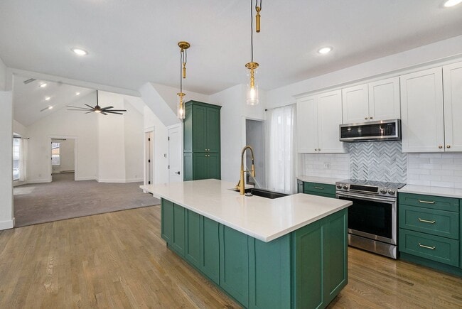 Foto del edificio - 4 Bed 2.5 Bath Available Now in Sloans Lake!