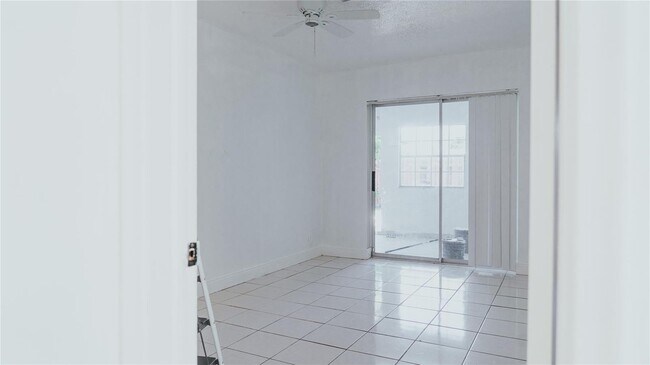 Foto del edificio - 6320 SW 10th Ct