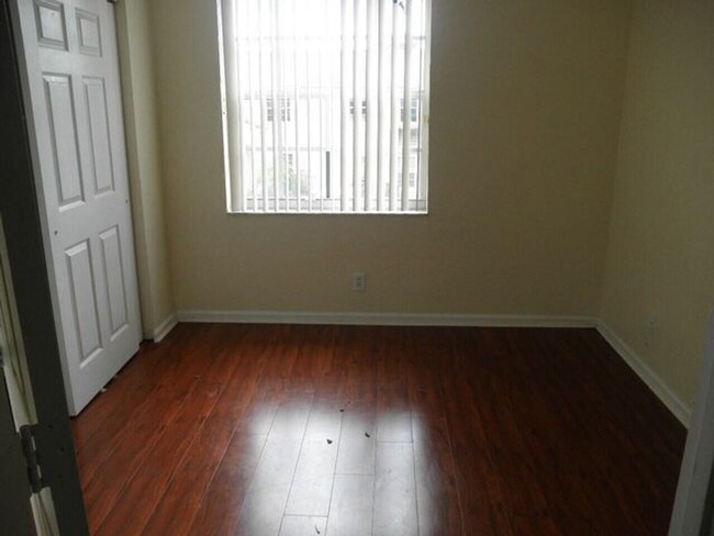 Building Photo - 876 Summit Lake Dr