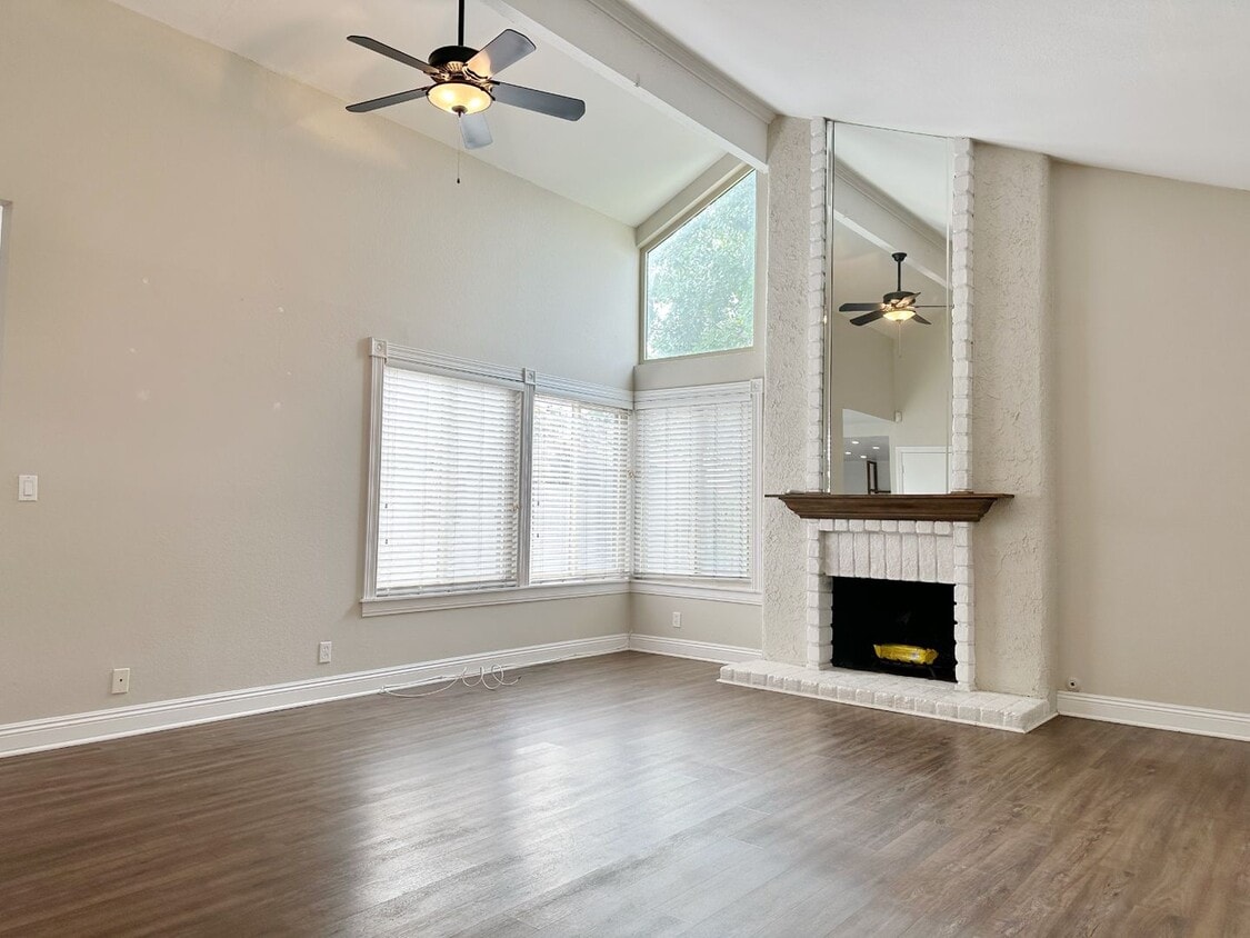 Foto principal - Spacious Single-Level Attached Home w/ Yard